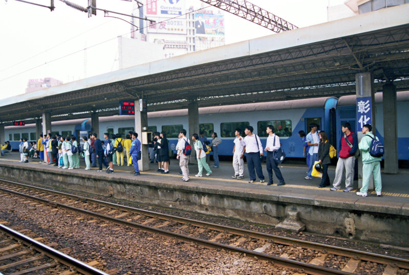 台灣鐵路旅遊攝影彰化火車站月台旅客2002年之前攝影照片17